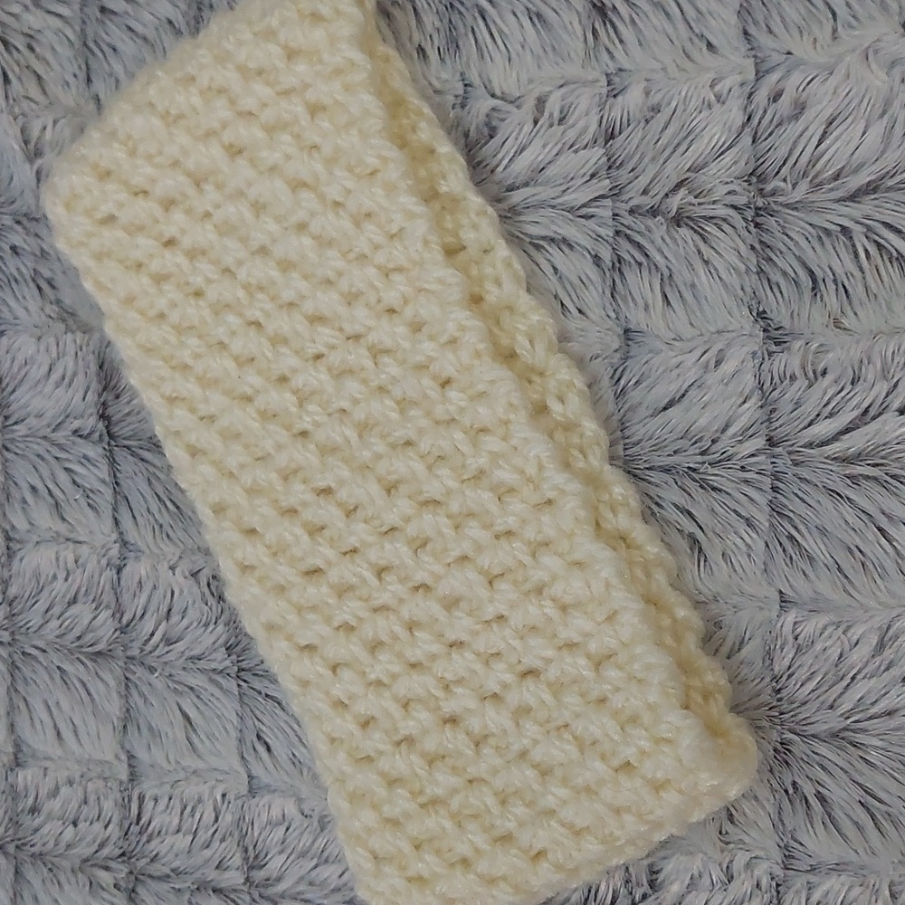 Crocheted headband for winter color: cream